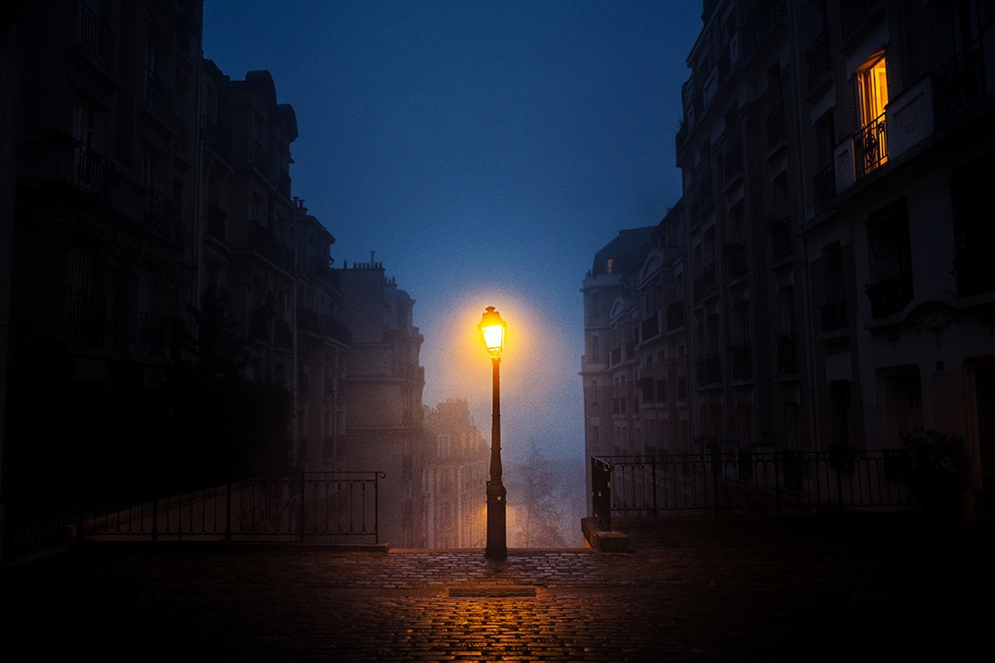 Финалист в категории Ночная фотография, 2020. Фонарь встречает рассвет в Париже. Автор Жером Менье