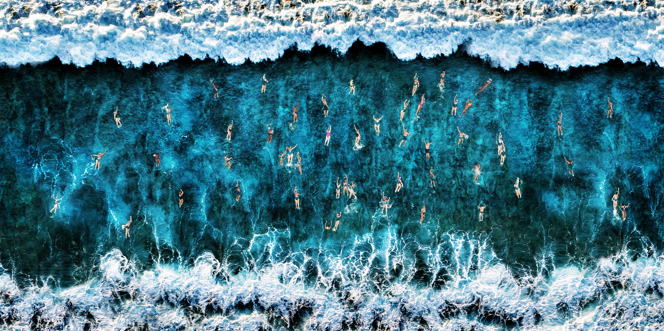 1 место в категории Аэрофотография, 2020. Люди-муравьи на море. Автор Роберто Коринальдези