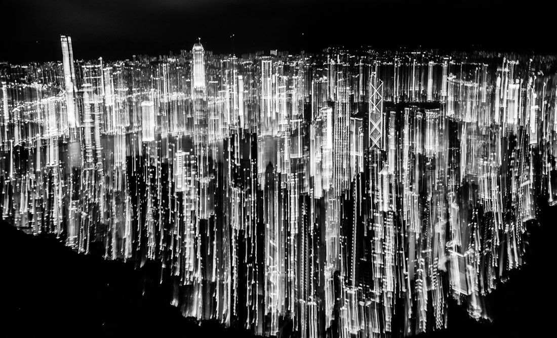 Финалист в категории Ночная фотография, 2019. Штрихкод мегаполиса. Неоновые огни Гонконга. Автор Алекс Юнг