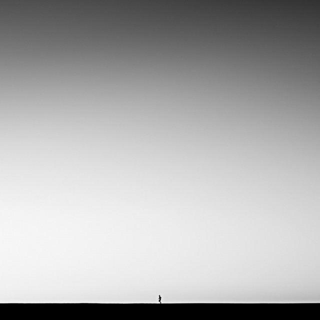 Финалист в категории «Файн-арт», 2019. Бег трусцой на рассвете по набережной в городе Лайм-Риджис, графство Дорсет. Автор Тим Бут