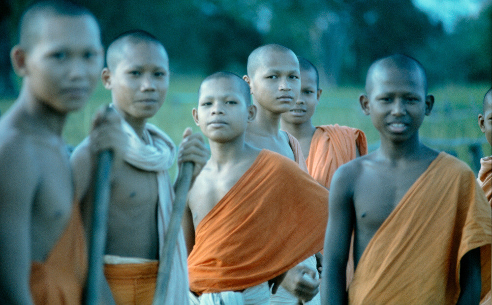 Молодые буддийские монахи, боджа (1967), фотограф Эд ван дер Элскен