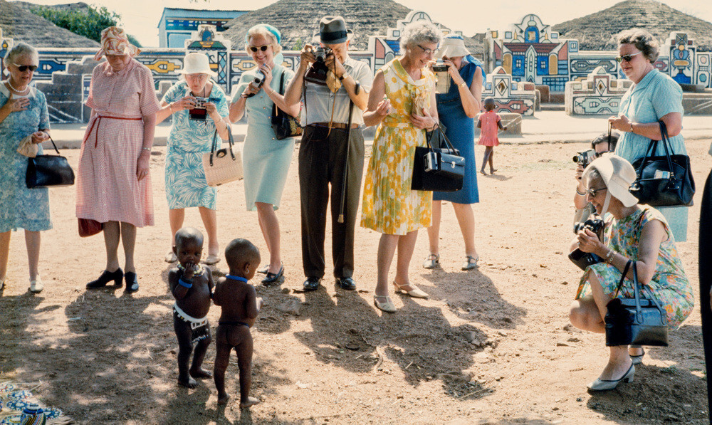 Американские туристы фотографируют детей зулусов, Южная Африка (1968), фотограф Эд ван дер Элскен