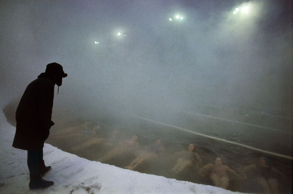 Бассейн с теплой водой зимой, Москва (1970), фотограф Эд ван дер Элскен