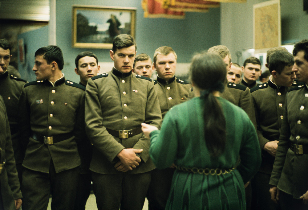 Экскурсия в музей Красной Армии, Москва (1970), фотограф Эд ван дер Элскен