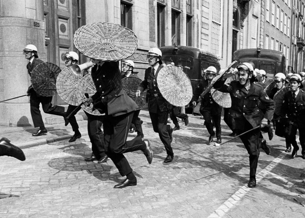 Эвакуация сквота на Херенграхте, Амстердам (1970), фотограф Эд ван дер Элскен