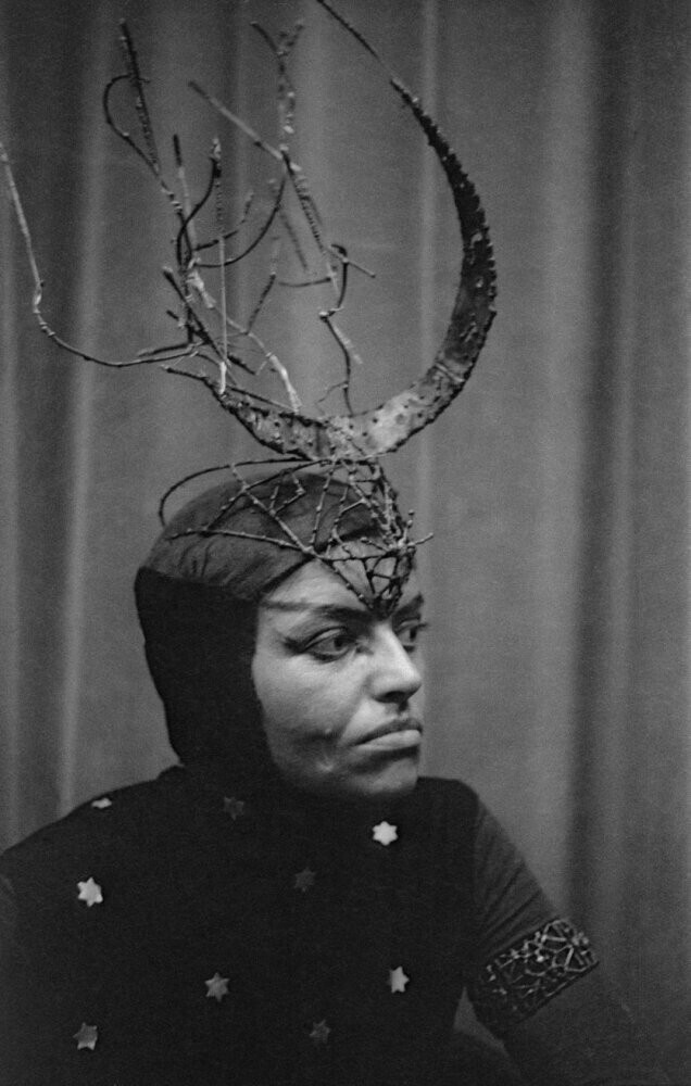 Ферди в головном уборе на вечеринке в Де Кринг, Амстердам (1955), фотограф Эд ван дер Элскен