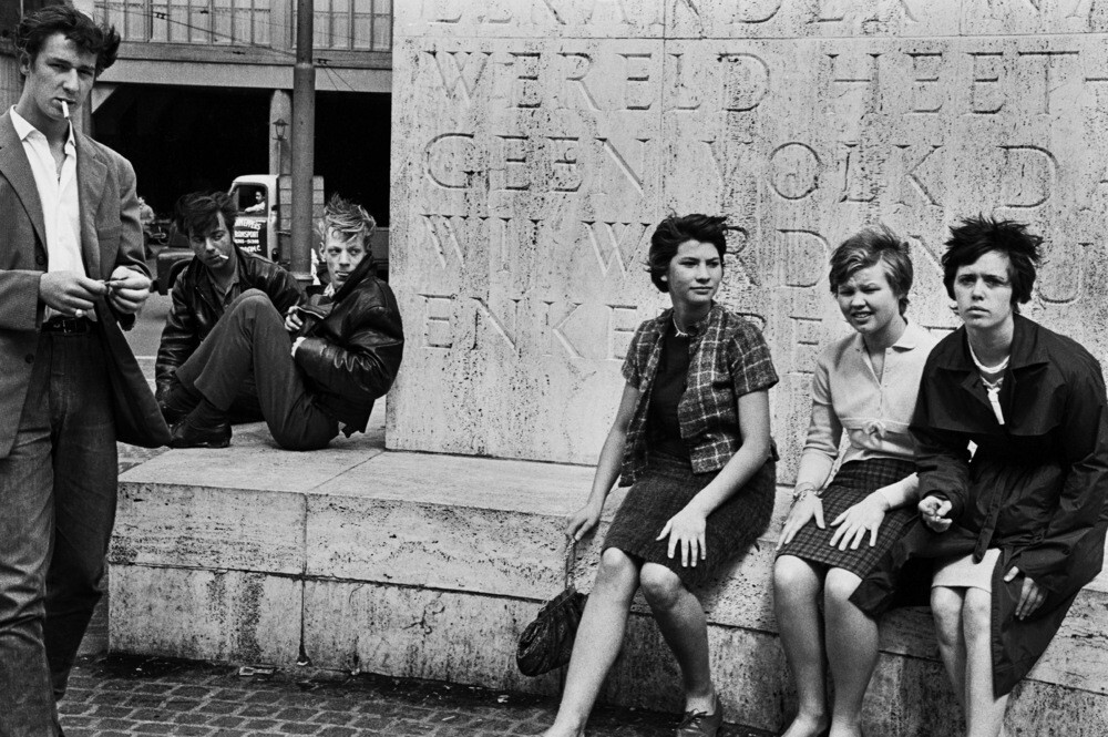 У Национального памятника на площади Дам в Амстердаме (1961), фотограф Эд ван дер Элскен