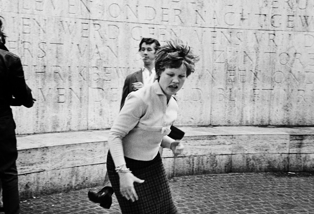 У Национального памятника на площади Дам в Амстердаме (1961), фотограф Эд ван дер Элскен (2)