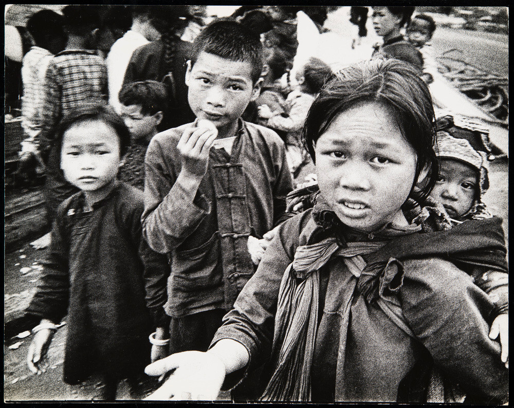 Трудящиеся и попрошайничающие дети, Тай По, Гонконг (1959–1960), фотограф Эд ван дер Элскен
