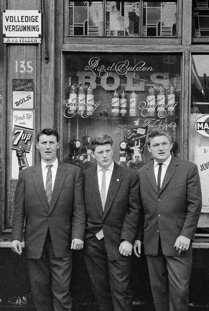 Три брата перед ними на Зидейке, Амстердам (1958), фотограф Эд ван дер Элскен