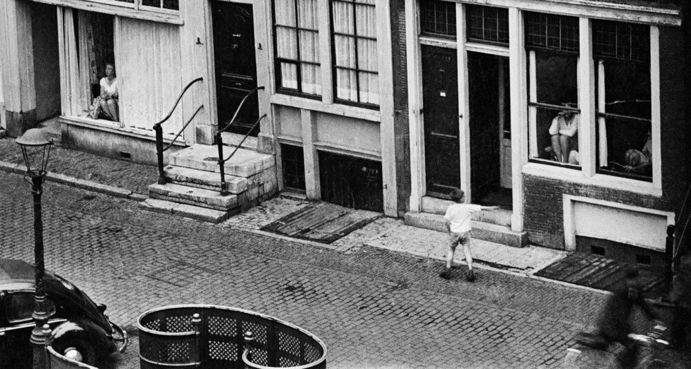 Проститутки, Аудезийдс Воорбургвал, Амстердам (1956), фотограф Эд ван дер Элскен