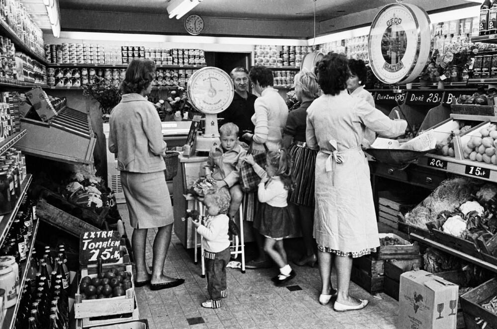 Продуктовый магазин на Зидейке, Амстердам (1961), фотограф Эд ван дер Элскен