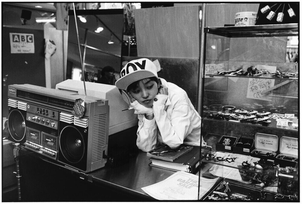 Продавщица в большой кепке в магазине, Studio Alta, Токио (1987), фотограф Эд ван дер Элскен