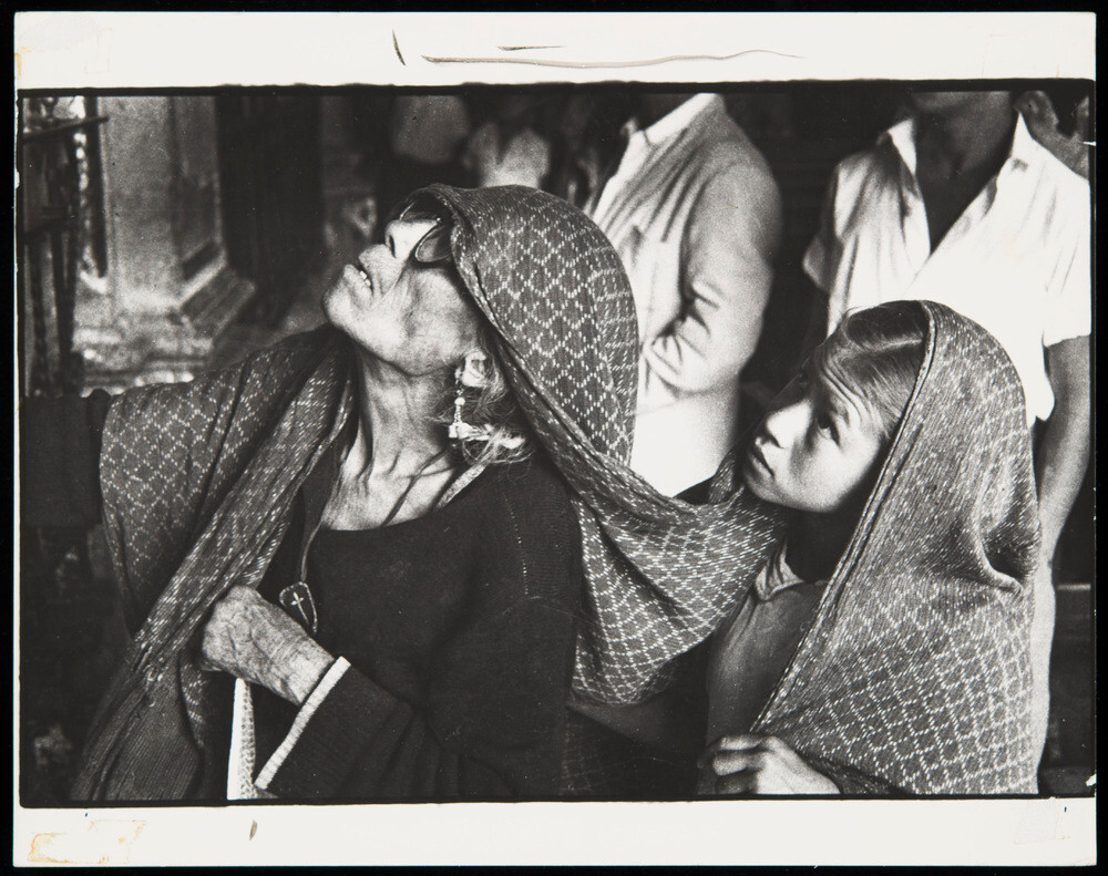 Посещение церкви, Мехико (1959–1960), фотограф Эд ван дер Элскен