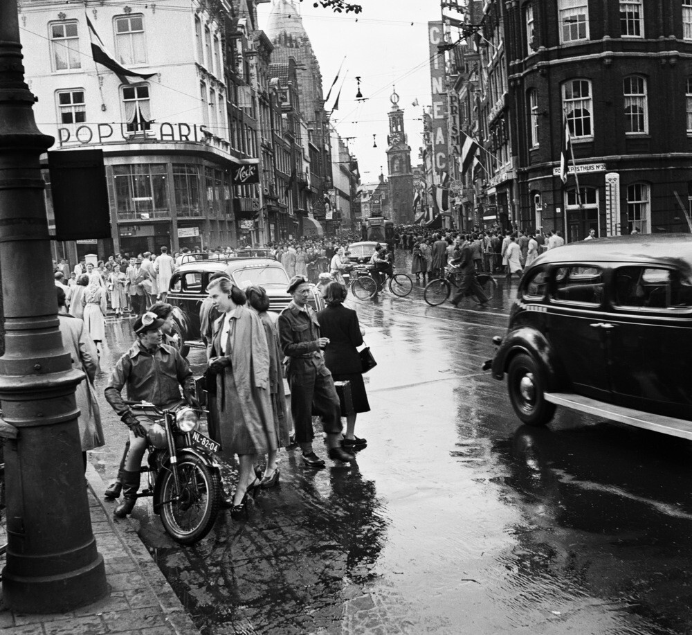 Площадь Рембрандта, Амстердам (1950), фотограф Эд ван дер Элскен