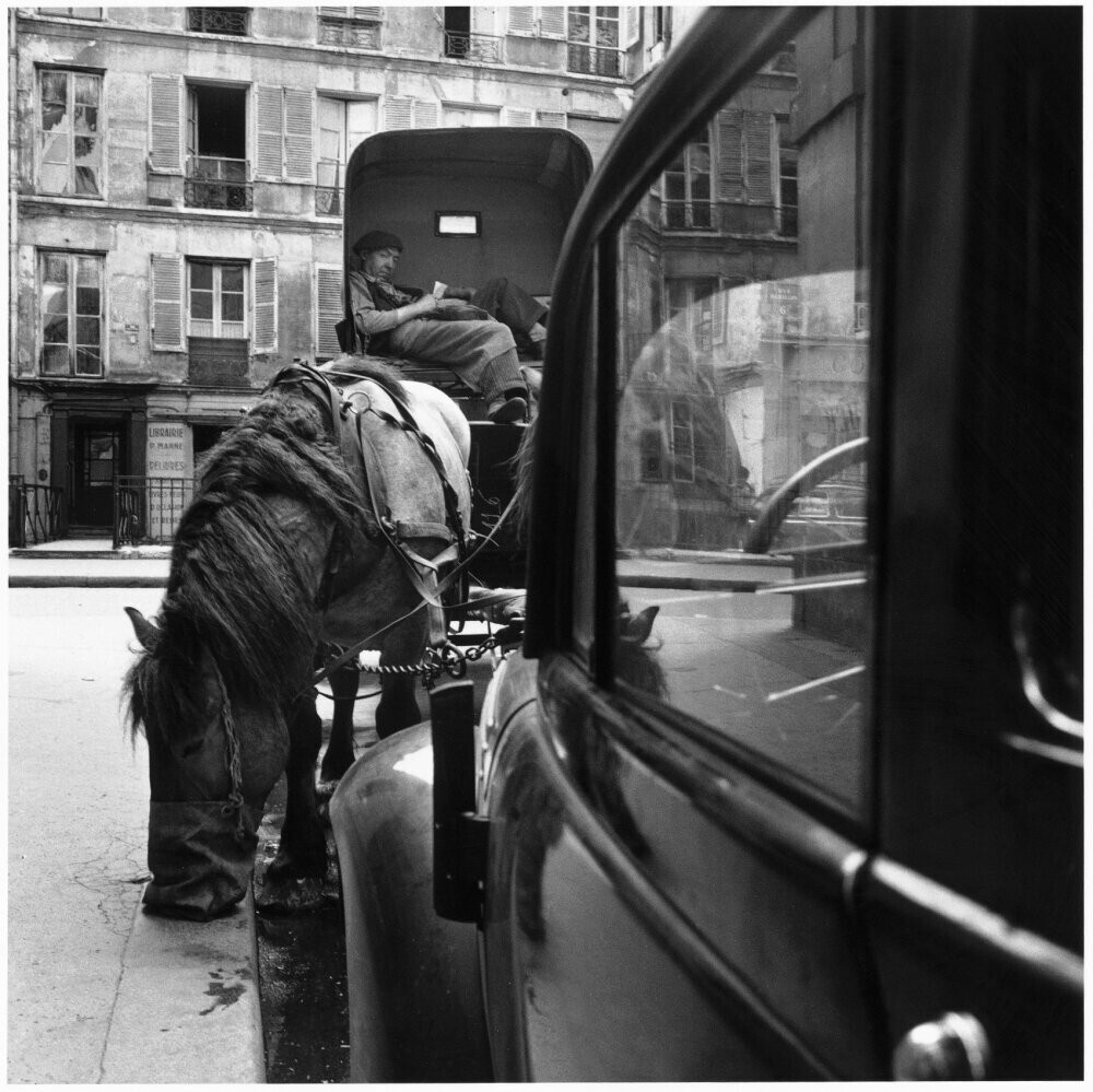 Мужчина в карете с лошадью на улице, Париж (1951), фотограф Эд ван дер Элскен