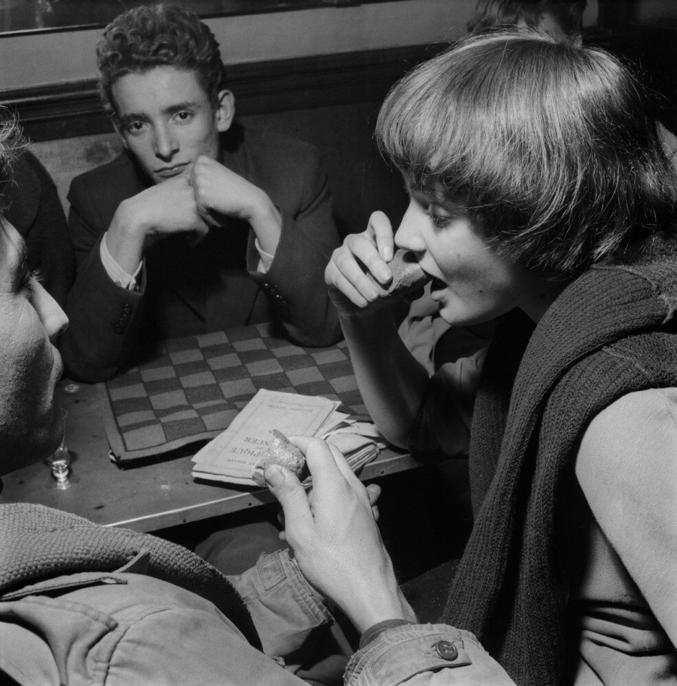 Молодые люди в Ше Муано, Париж (1952–1954), фотограф Эд ван дер Элскен