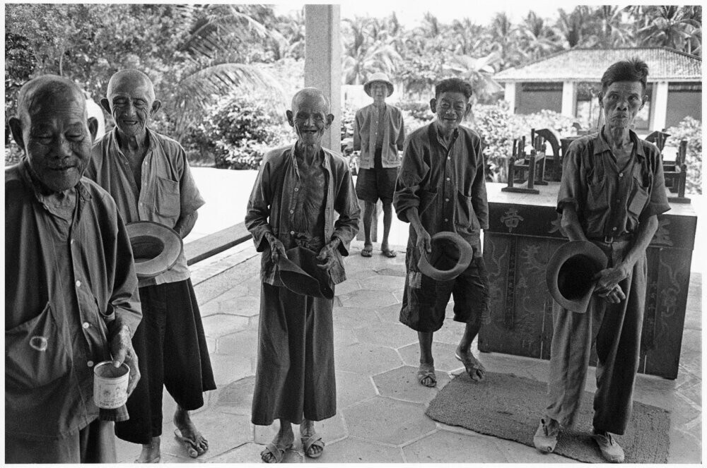 Курильщики опиума перед змеиным храмом, Пенанг, Малайзия (1959 год), фотограф Эд ван дер Элскен