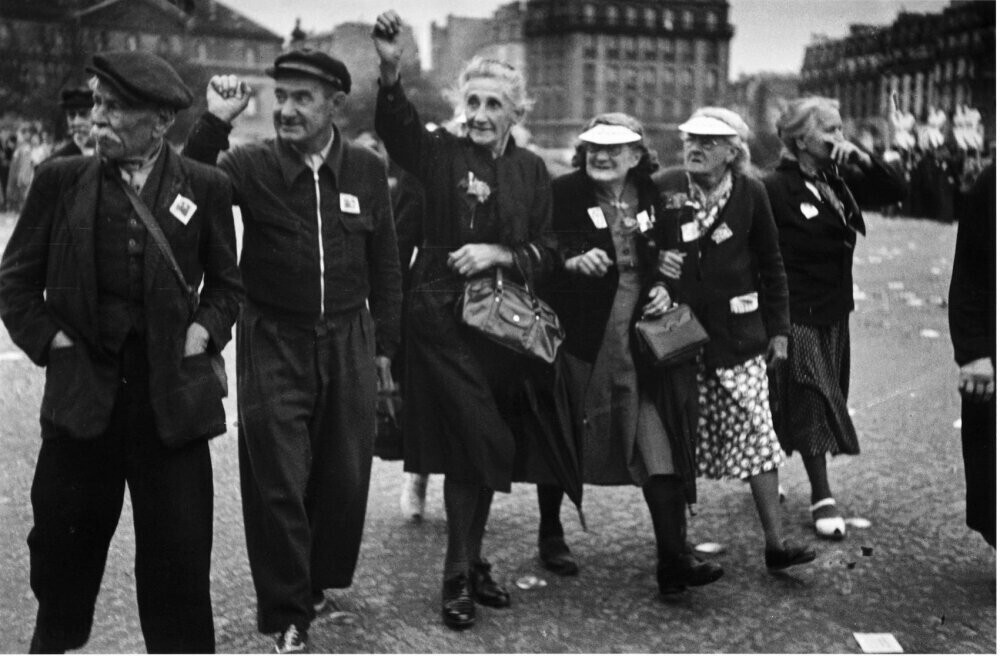 Коммунисты на майской демонстрации в Париже (1949), фотограф Эд ван дер Элскен