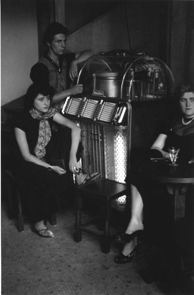 Кафе Ла Пергола, Париж (1950–1954), фотограф Эд ван дер Элскен