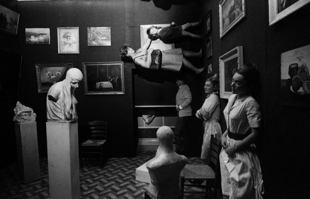 Инсталляция Даниэля Сперри, Стеделийк-музей Амстердам (1962), фотограф Эд ван дер Элскен