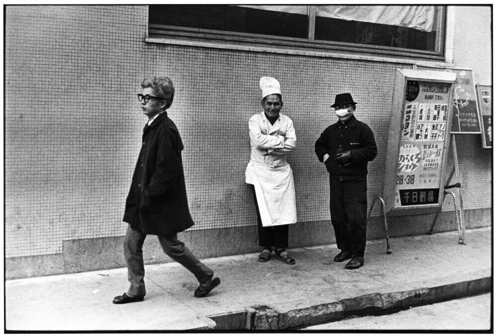 Идущий мальчик, повар и мужчина в маске на улице, Осака (1960), фотограф Эд ван дер Элскен