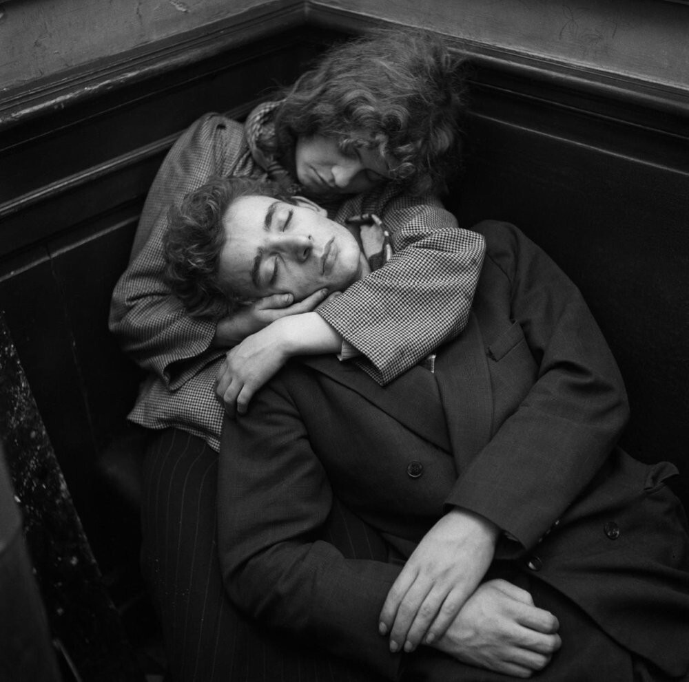Жоэль Берле и Элиан Дерумез в Ше Муано, Париж (1952–1954), фотограф Эд ван дер Элскен