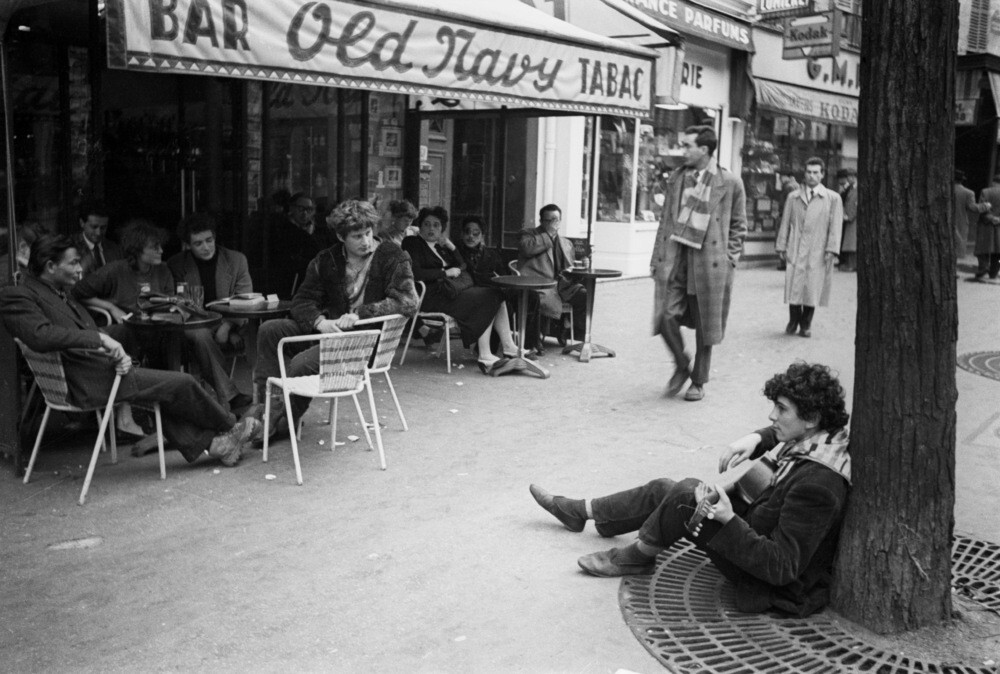 Жан-Мишель Менсион играет на гитаре на улице Парижа (1950–1954), фотограф Эд ван дер Элскен