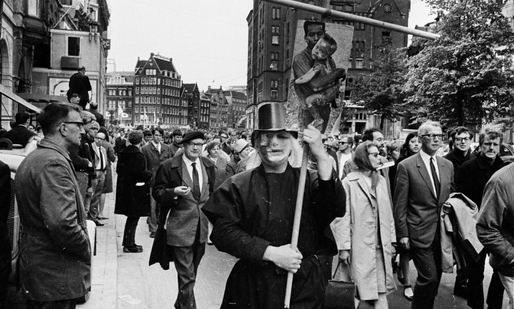 Демонстрация против войны во Вьетнаме, Рокин, Амстердам (1967), фотограф Эд ван дер Элскен