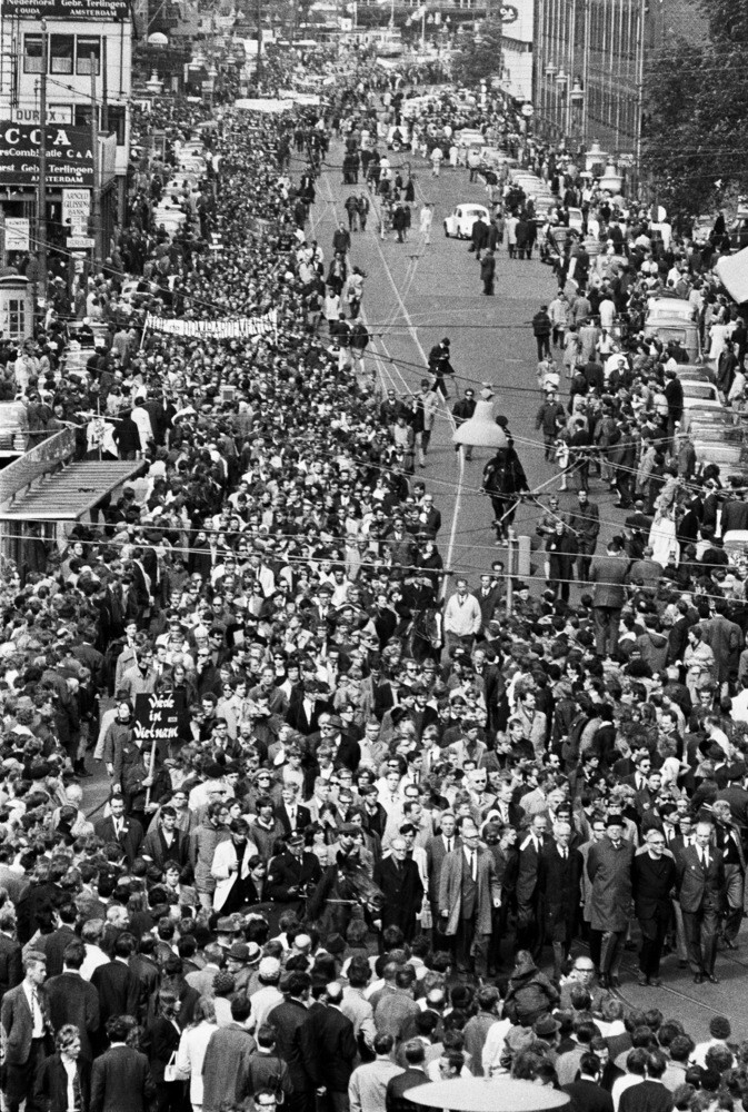 Демонстрация против войны во Вьетнаме, Дамрак, Амстердам (1967), фотограф Эд ван дер Элскен