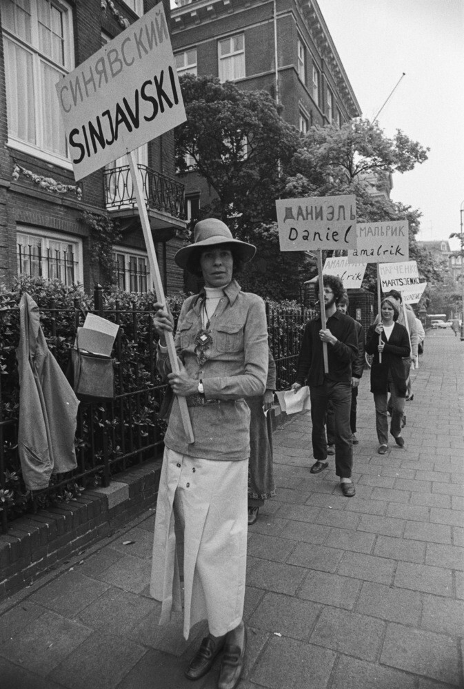 Демонстрация Амальрика, российское консульство в Амстердаме (1970), фотограф Эд ван дер Элскен