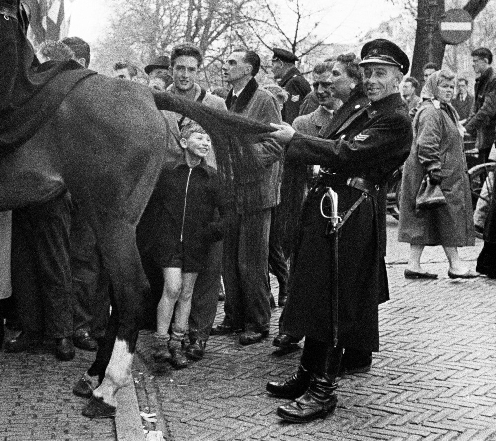 Протест в штаб-квартире КПН во время событий в Венгрии, Амстердам (1956), фотограф Эд ван дер Элскен