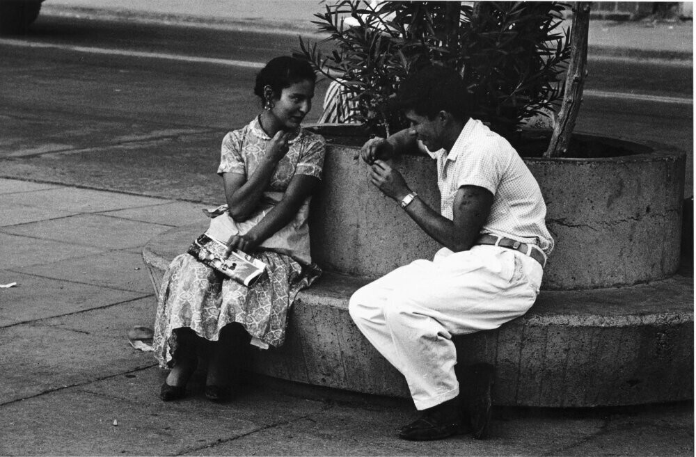 Мужчина и женщина разговаривают на скамейке,адалахара, Мексика (1959), фотограф Эд ван дер Элскен