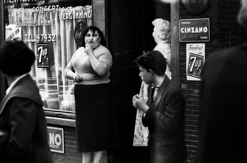 Проститутка Апач Али на улице Аудезийдс Ахтербургвал, Амстердам (1958), фотограф Эд ван дер Элскен