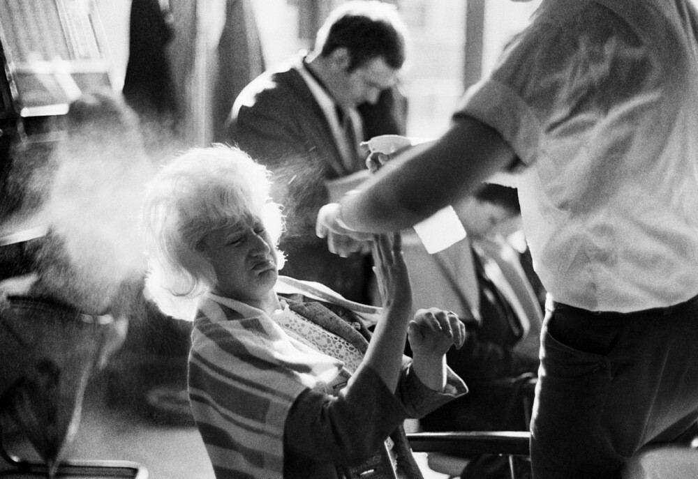 Женская парикмахерская на Зидейке, Амстердам (1963), фотограф Эд ван дер Элскен