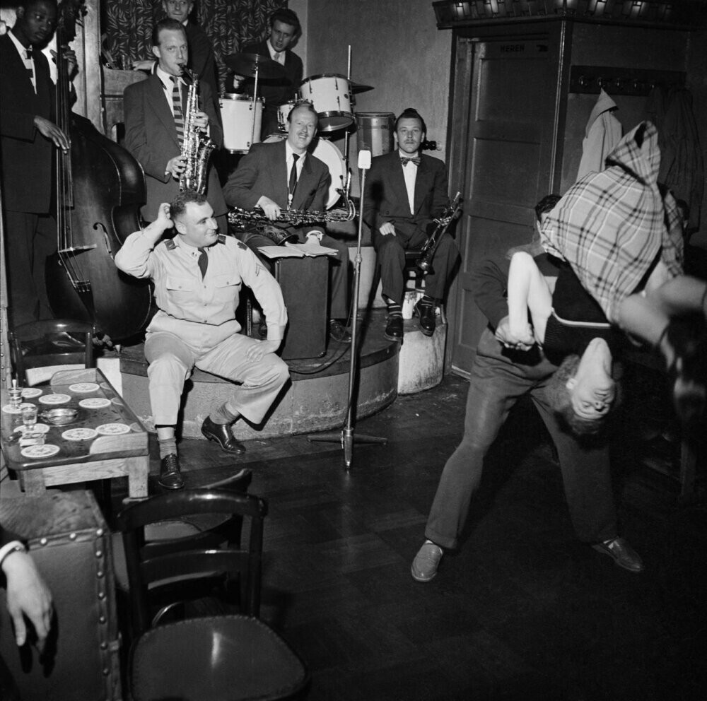 Джаз-клуб Аблан Амстердам (1955), фотограф Эд ван дер Элскен