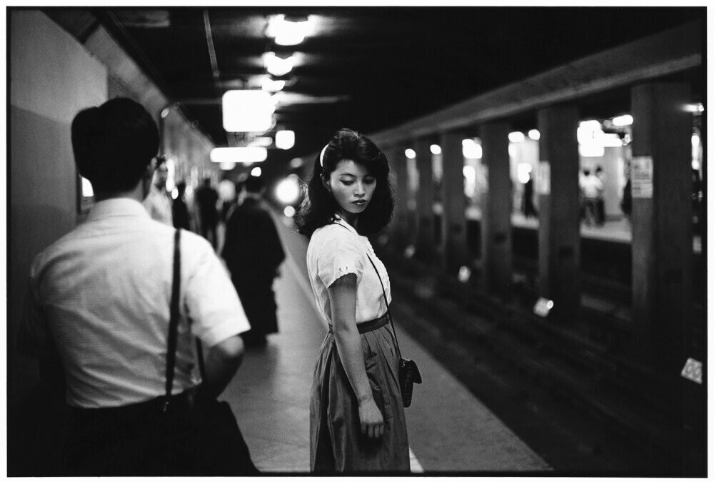 Молодая женщина на станции метро, ​​Токио (1981), фотограф Эд ван дер Элскен