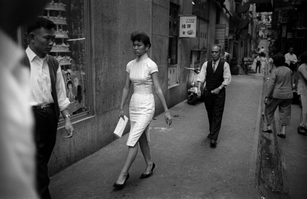 Молодая женщина в платье Чонгсан на улице, Гонконг (1960), фотограф Эд ван дер Элскен