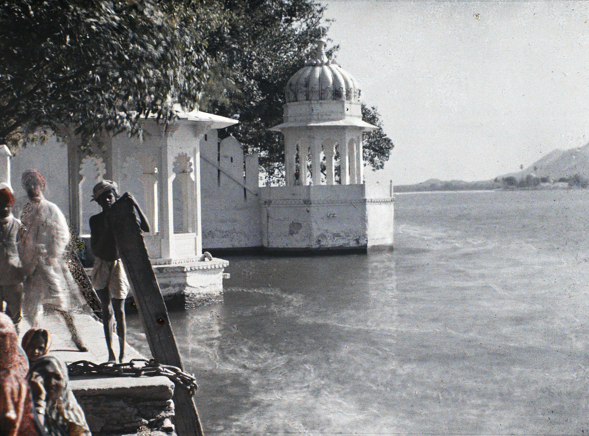 Удайпур, Индия. На берегу озера Пичола, 1927 год, автор Роджер Дюма (автохром)