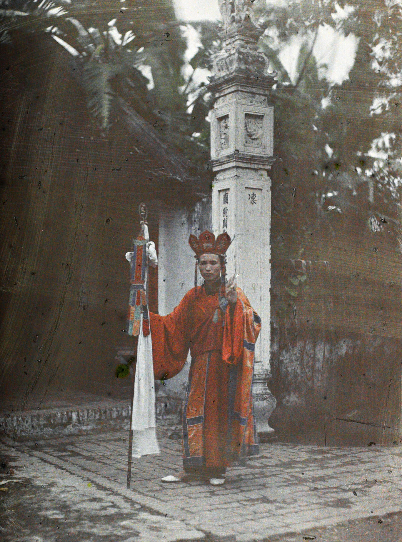 Тонкин, Индокитай. Главный служитель Лам-чай, 1921 год, автор Леон Бизи (автохром)