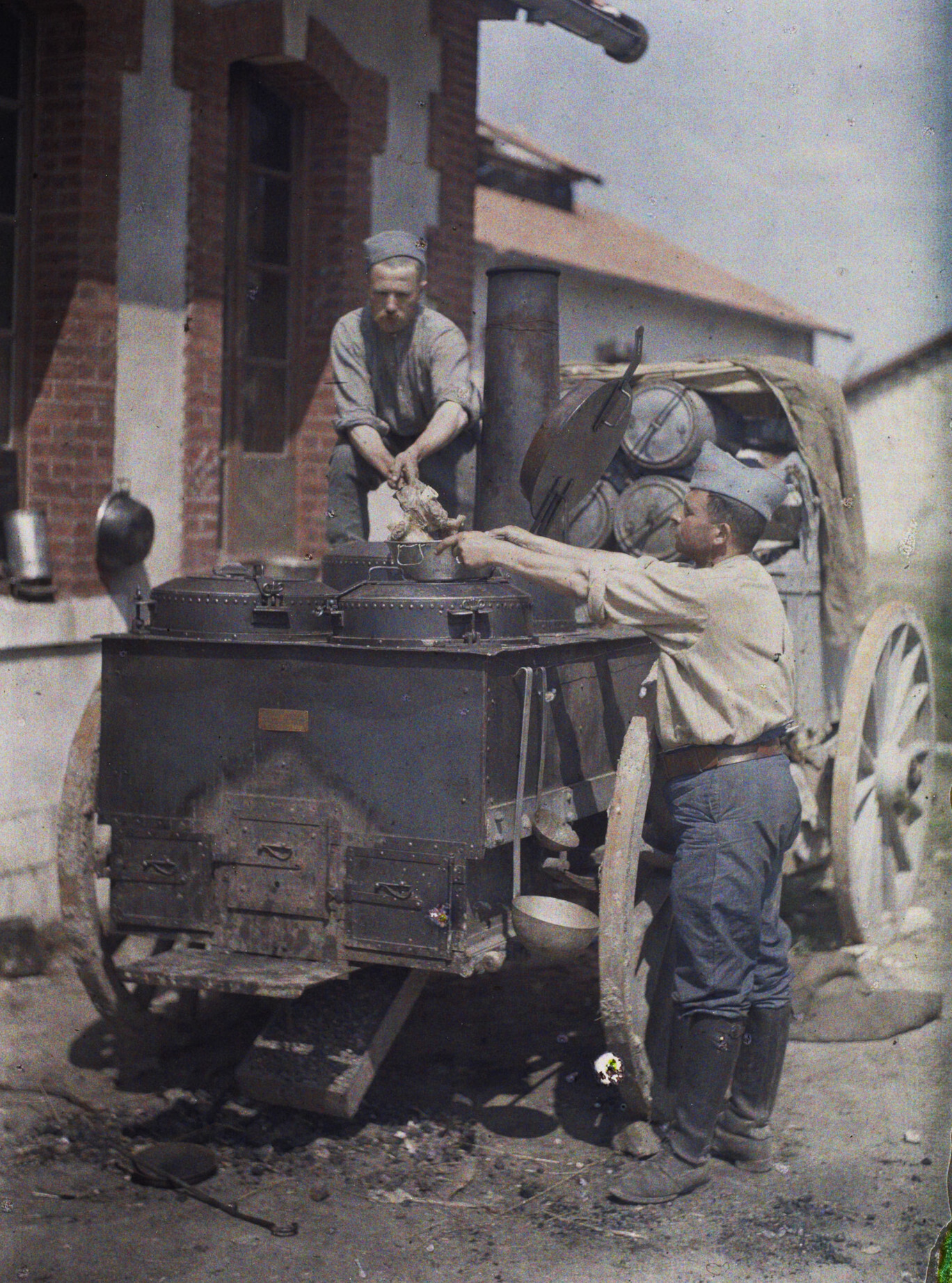 Суассон, Эна, Франция. Во время супа, 1917 год, автор Фернан Кювилль (автохром)