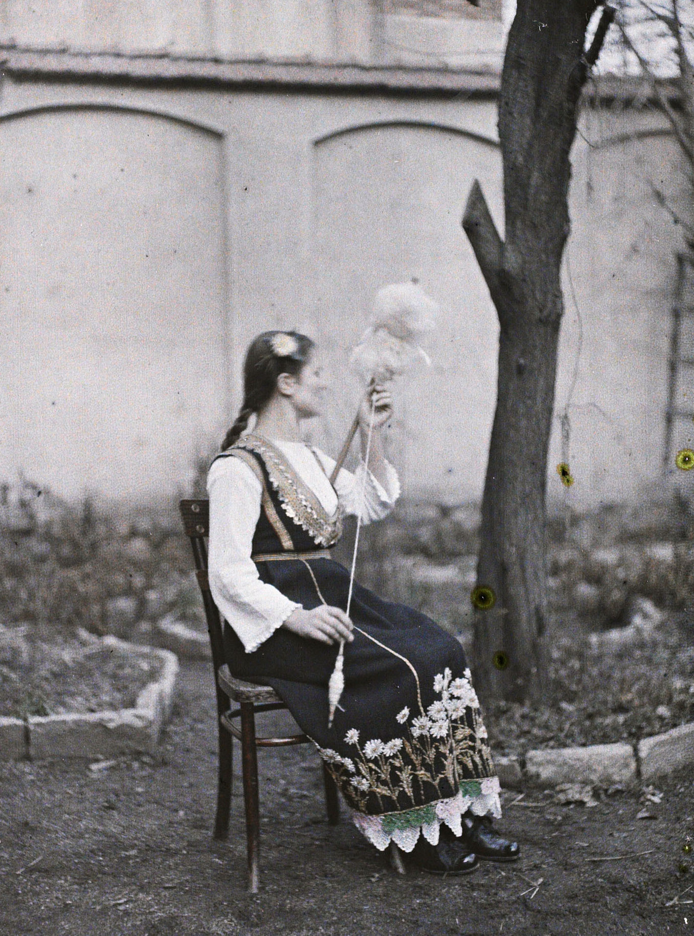 София, Болгария. Молодая женщина в платье, вышитом ромашками, 1918 год, автор Леон Бизи (автохром)