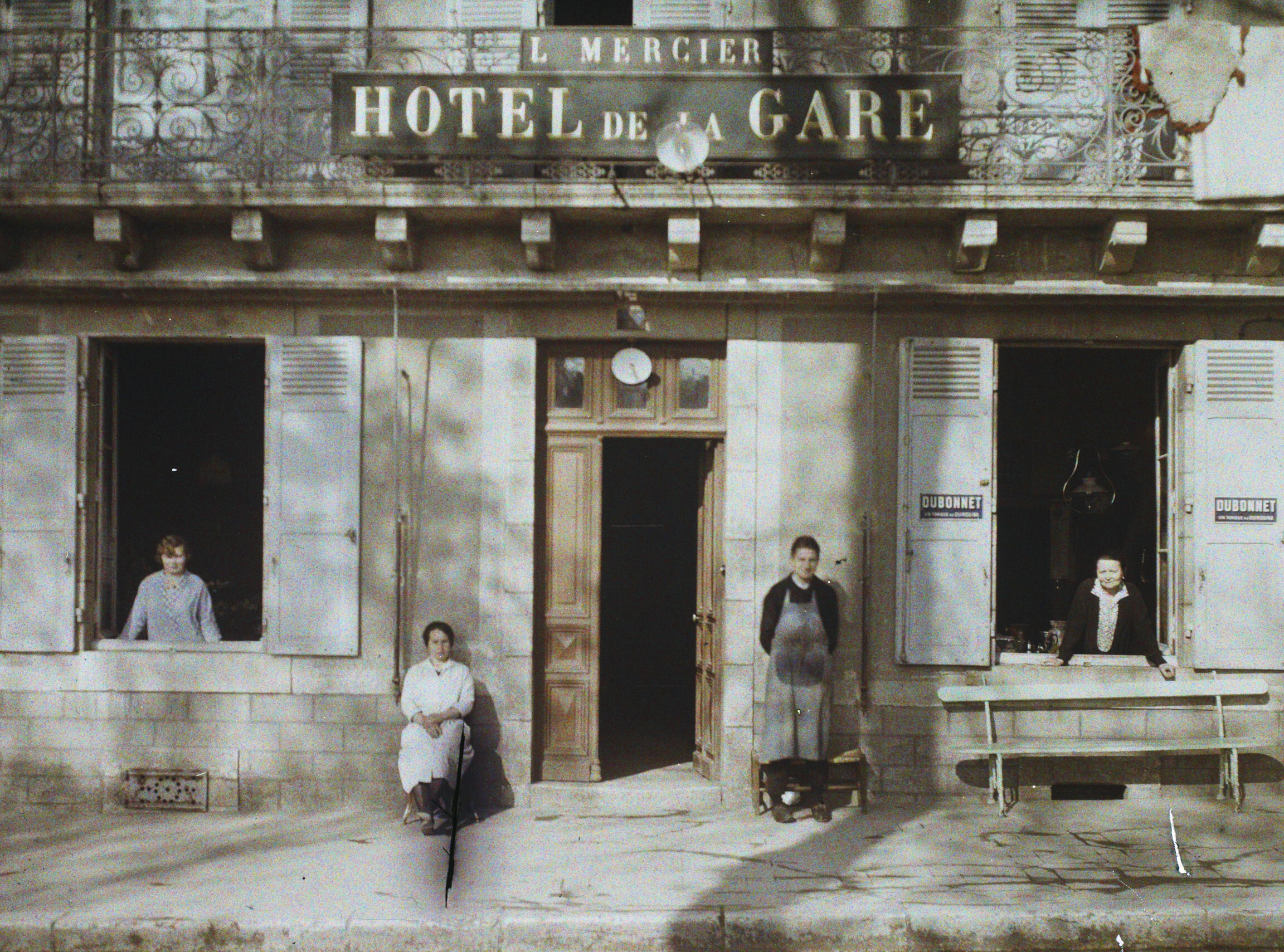 Сен-Ирье, Франция. Женщины позируют перед зданием Hôtel de la Gare, заведение Л. Мерсье, 1929 год, автор Стефан Пассе (автохром)