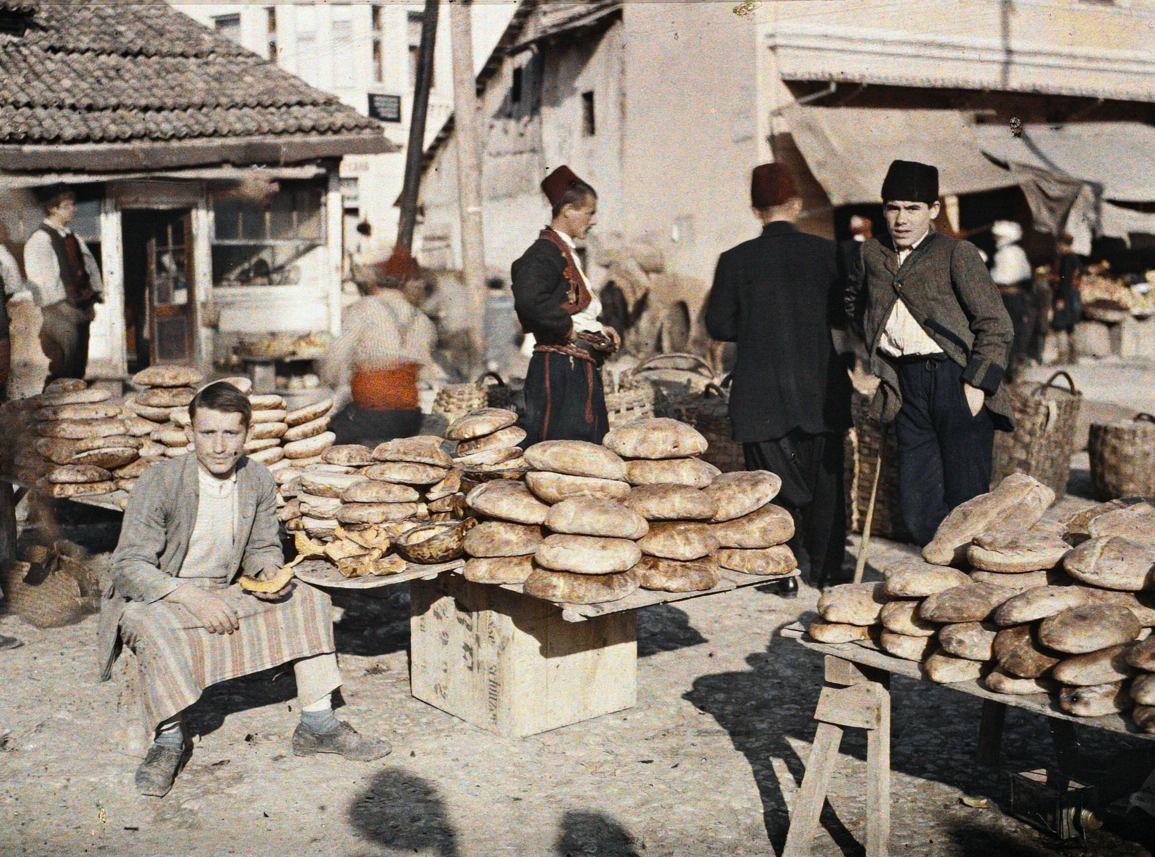 Сараево, Босния и Герцеговина. Продавец хлеба на рынке, 1912 год, автор Огюст Леон (автохром)