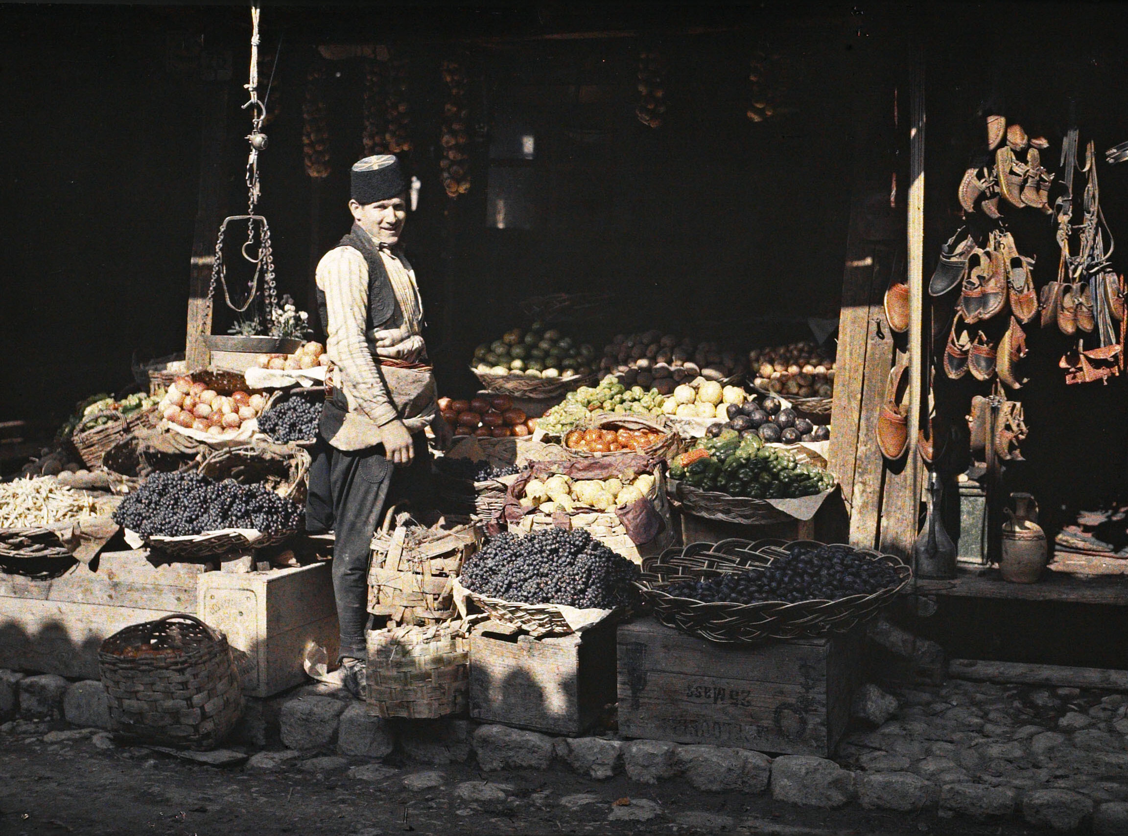 Сараево, Босния и Герцеговина. Продавец фруктов и овощей, 1912 год, автор Огюст Леон (автохром)