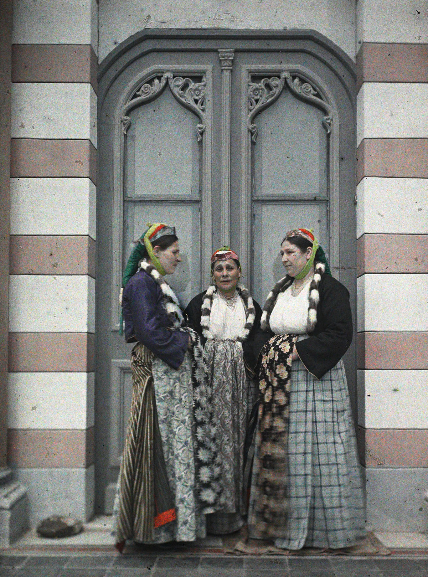 Салоники, Греция. Три еврейки из Салоник с фартуками в карманах, 1913 год, автор Огюст Леон (автохром)