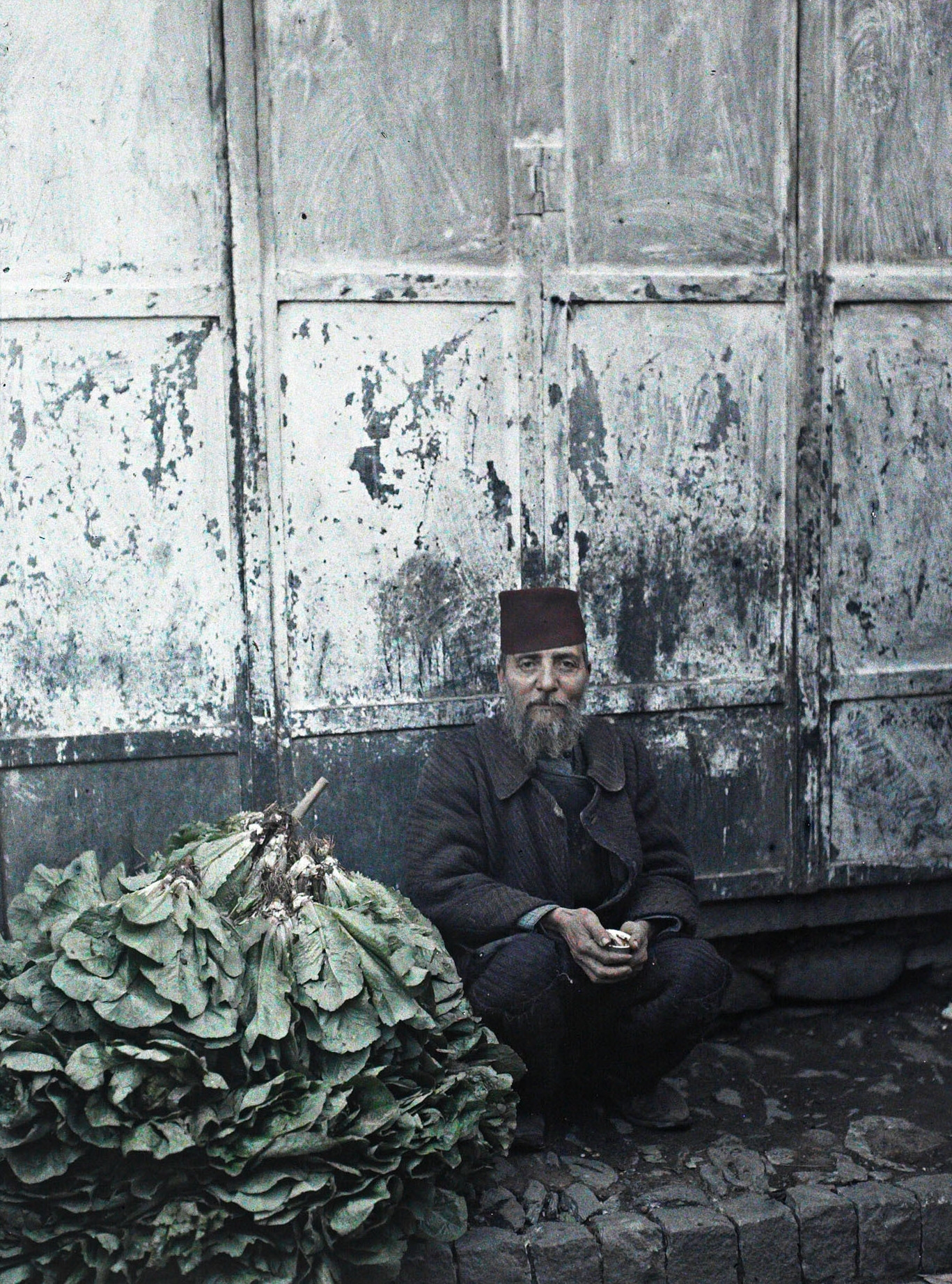 Салоники, Греция. Еврей продает салат, 1913 год, автор Огюст Леон (автохром)