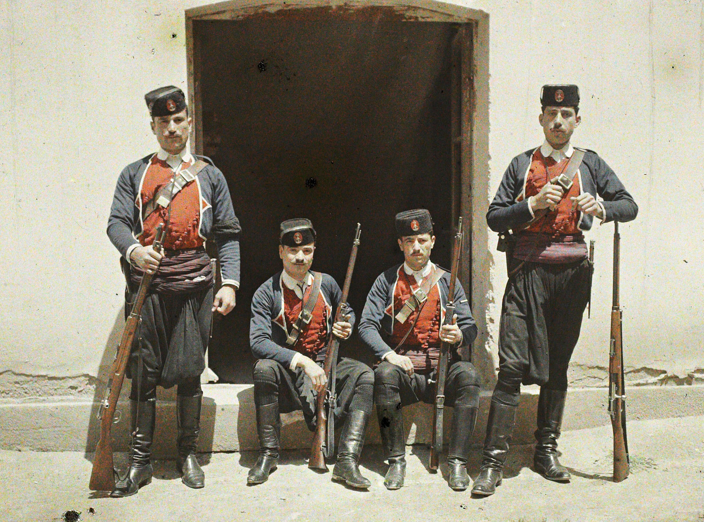 Салоники, Греция. Группа критских солдат, 1913 год, автор Огюст Леон (автохром)