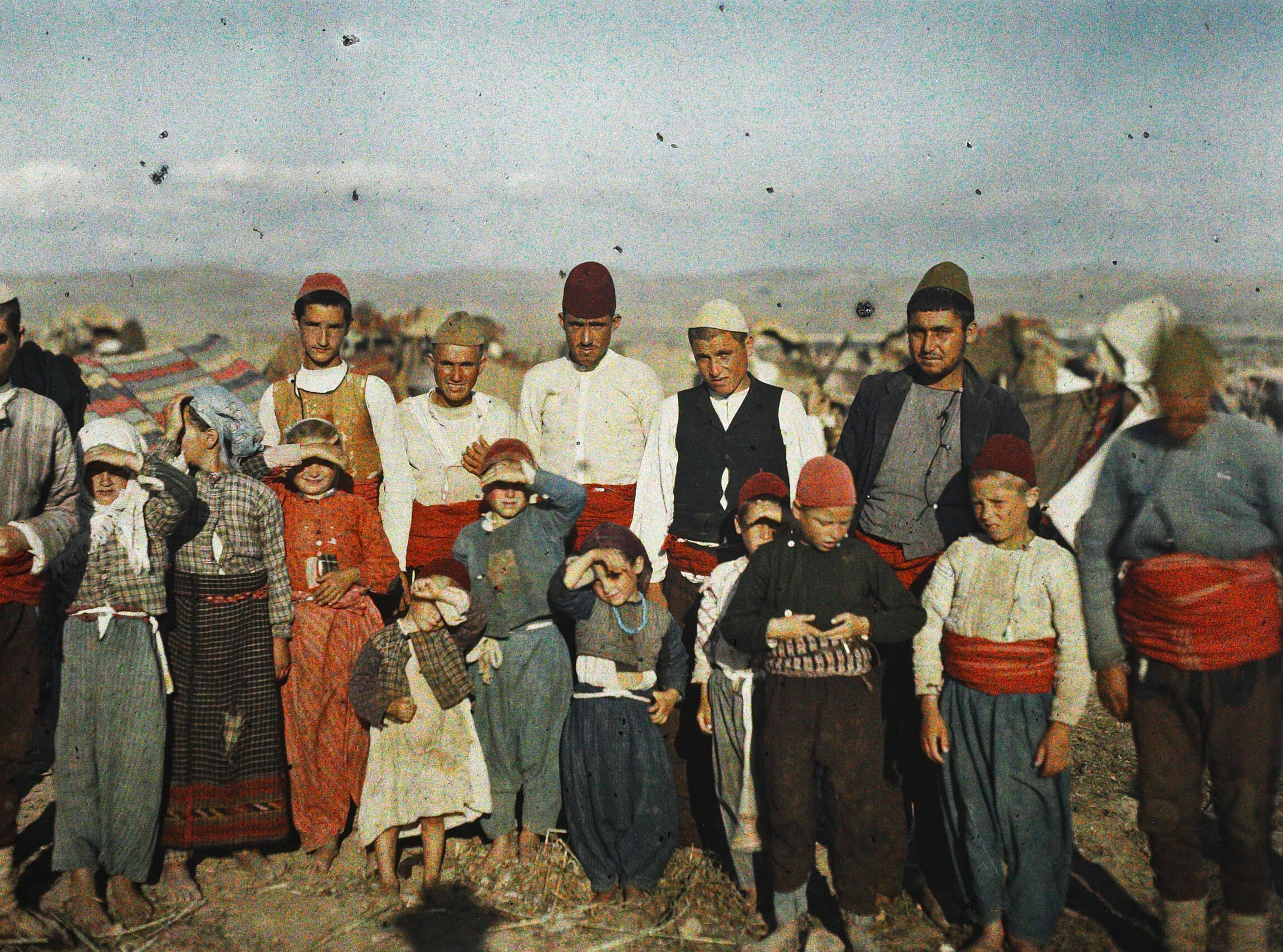Салоники, Греция. Группа беженцев из Струмицы, 1913 год, автор Стефан Пассе (2) (автохром)