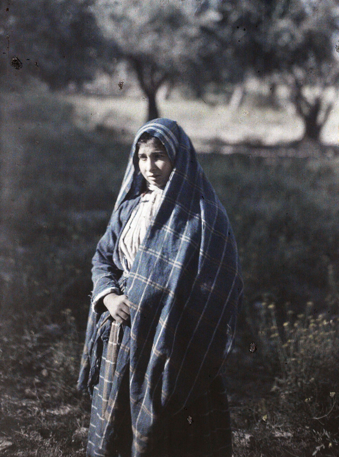 Рядом с Антиохией, Турция. Алавитская девушка, 1921 год, автор Фредерик Гадмер (автохром)